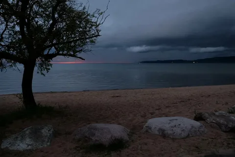Vättern – den långsmala stor-sjön med klart vatten, stränder, cykelklassiker och röding